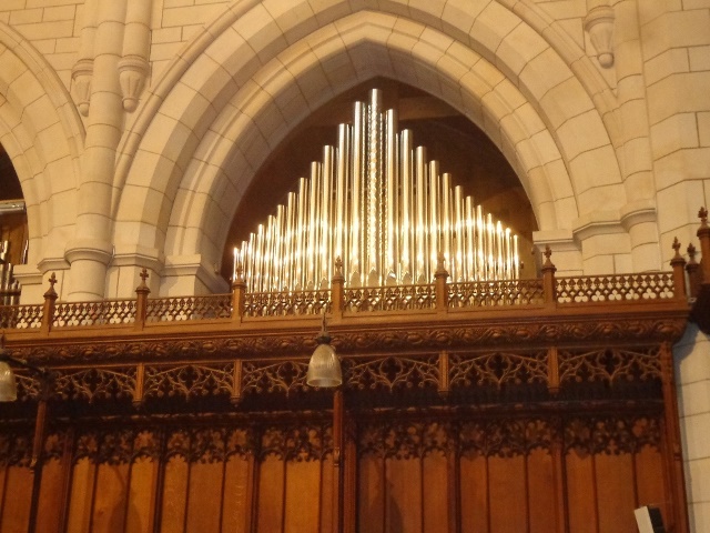 One of the six facades above the Quire stalls is already in place. In its centre, the tallest pipe has been embossed by using ancient techniques. 