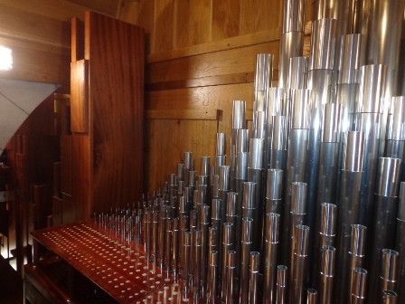Alcune delle canne del Grand’organo durante il montaggio. A lato del somiere si nota la parte più alta di una canna del Contrabasso di 16’.