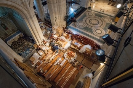 Tutte le parti dell’organo sono state posizionate all’interno della chiesa, pronte per l’installazione